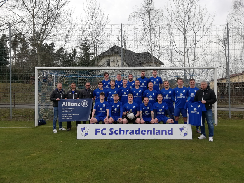 Neue Aufwärmshirts für den FC Schradenland